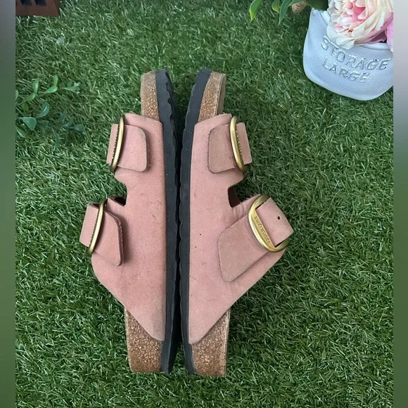 Birkenstock
Arizona Big Buckle-Nubuck Leather
$170 37 US 6-6.5 
Old Rose Nubuck - Picture 10 of 16